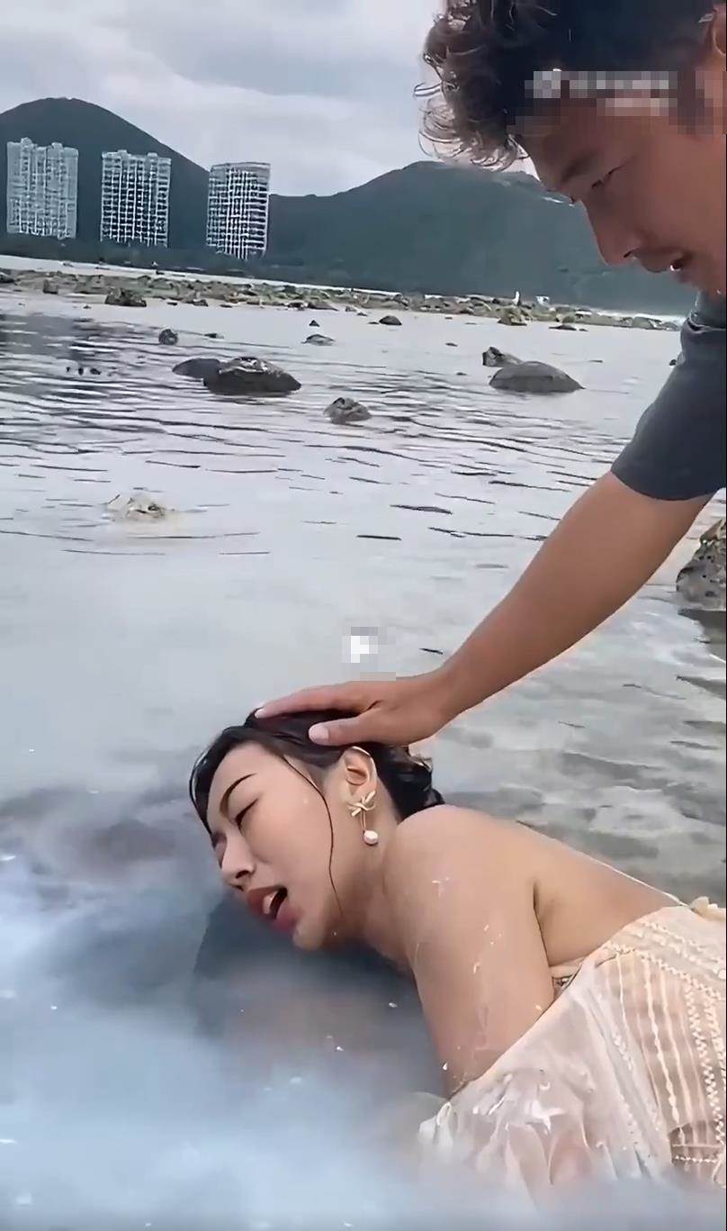 攝影師將美女頭部「按入海中」並撒上牛奶，路人質疑「這能拍出啥」，看到成片後驚呼：高手啊！