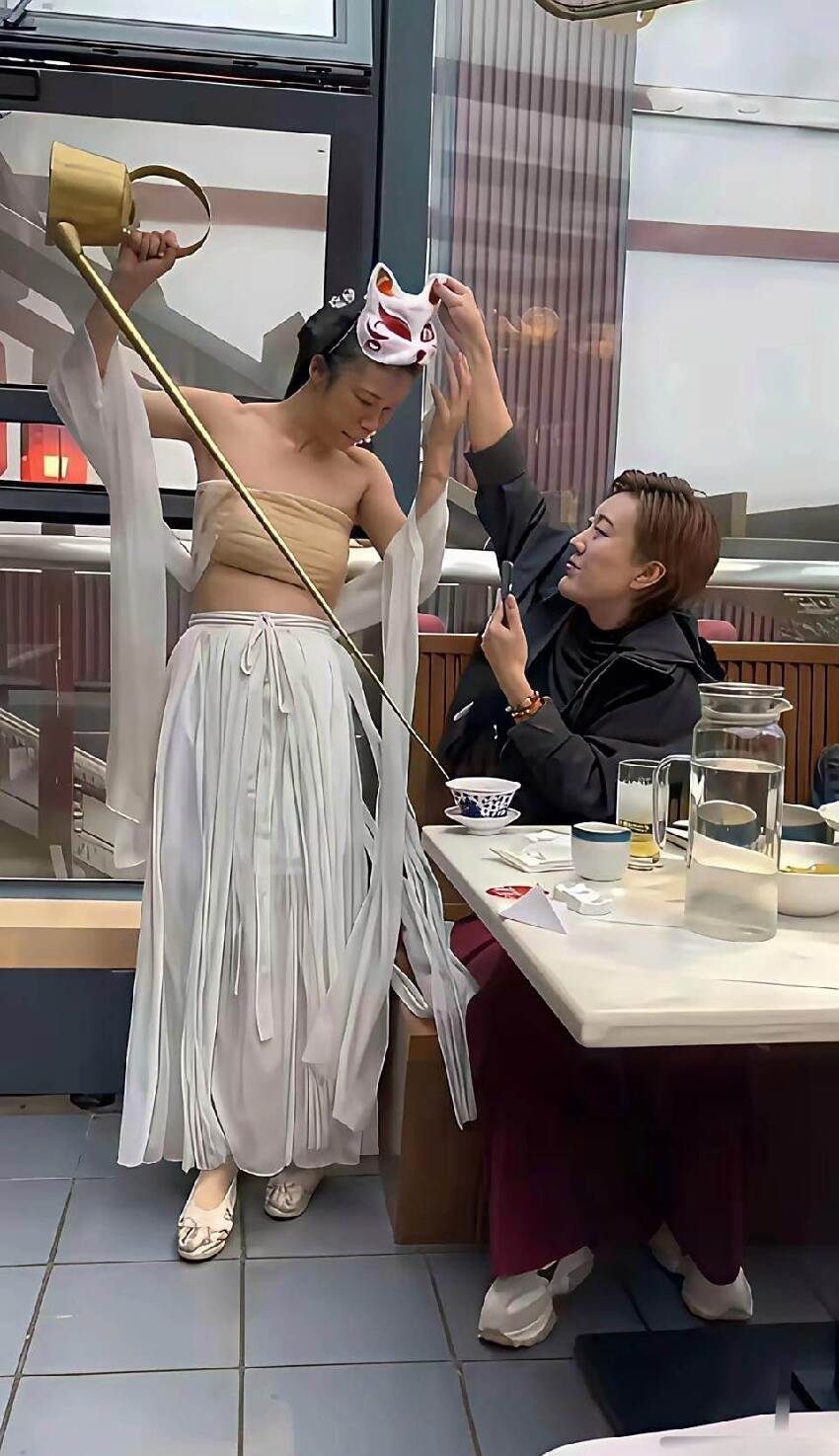 茶藝師辣妹倒茶「面具遮臉」！客人手癢一掀…全場瞬間死寂：心臟直接涼掉！