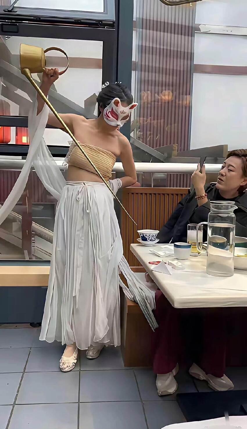 茶藝師辣妹倒茶「面具遮臉」！客人手癢一掀…全場瞬間死寂：心臟直接涼掉！